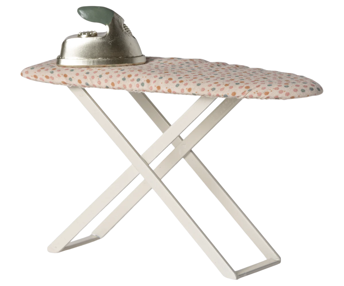 Iron and ironing board, Mouse